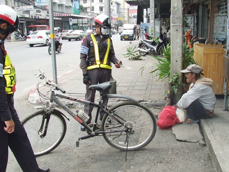 Volunteer police seize the knife and bicycle, and detained this woman.